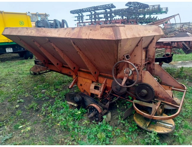 Разбрасыватель минеральных удобрений Мву-5